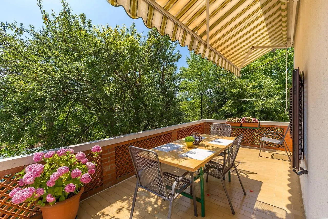 Apartments Krc Pinezići Kroatien